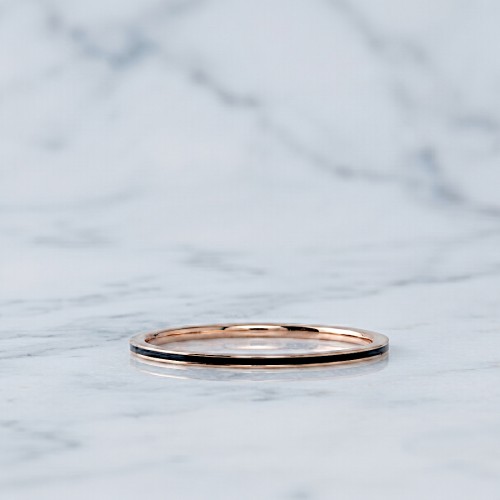 Cienka obrączka stalowa rose gold z emaliowanym czarnym paskiem